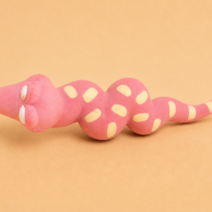Serpent rose en latex pour chien