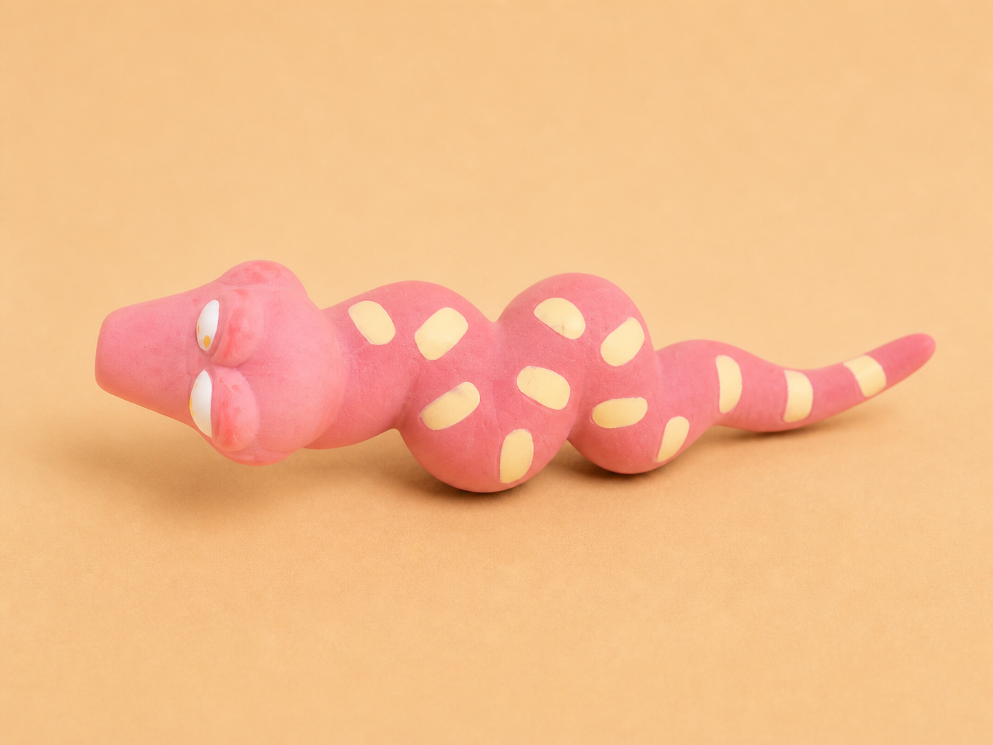 Serpent rose en latex pour chien