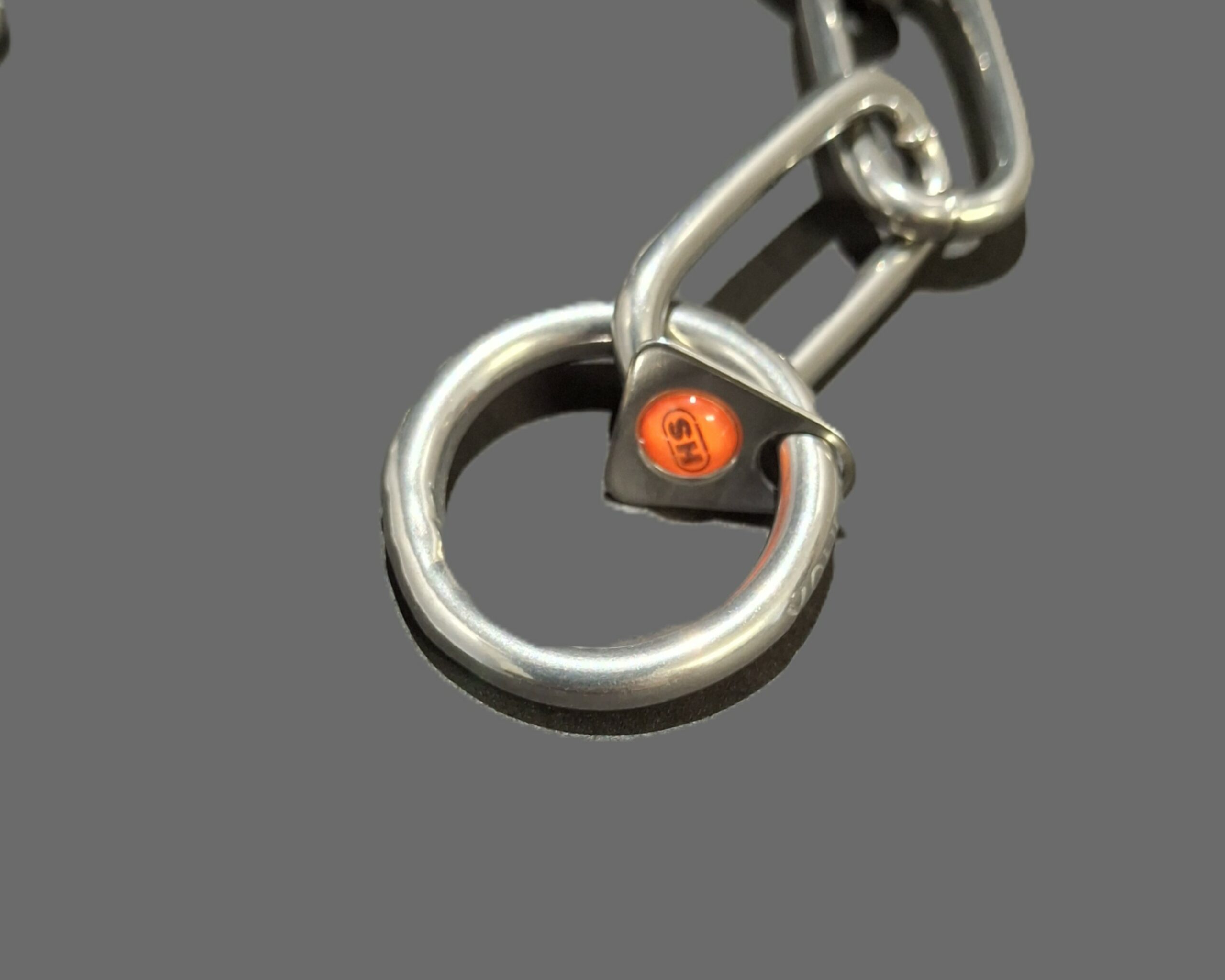 Détail de l’anneau HS Sprenger du collier chaîne inox 57 cm – 4 mm